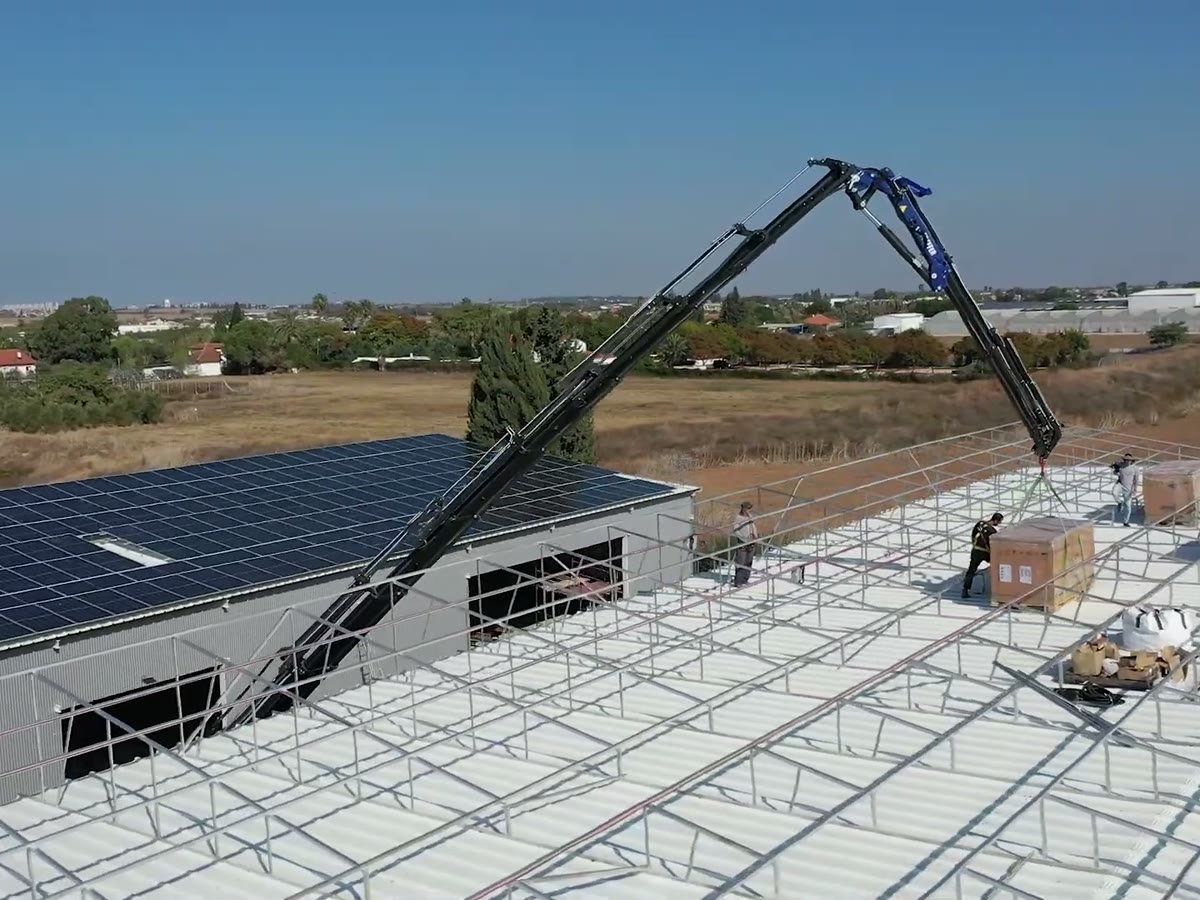 Una grúa ubicando la estructura de acero en una instalación solar grande