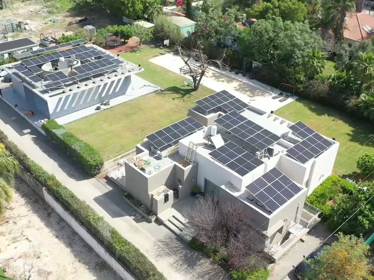 Vista aérea de edificios industriales con paneles solares en el techo