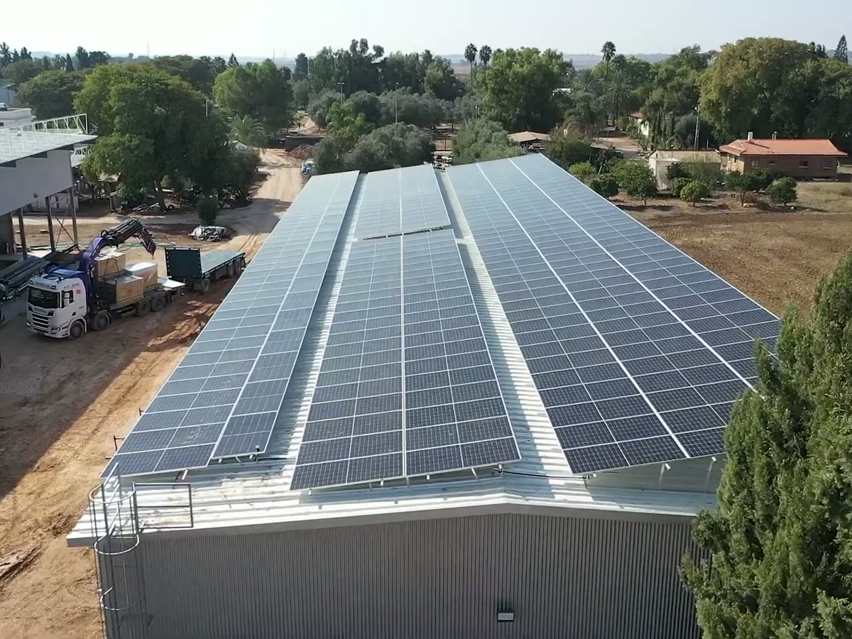 Primer plano de un instalador conectando los cables de los paneles en obra