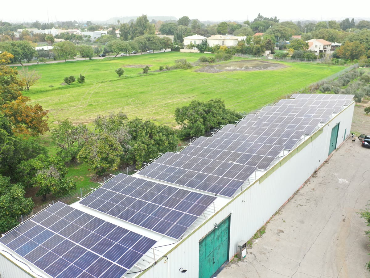 Vista aérea del techo de un depósito industrial cubierto de paneles solares